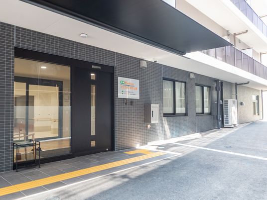 施設のエントランス外観  