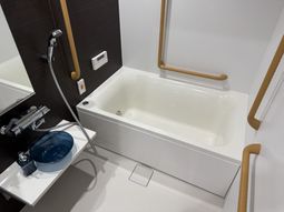 手すり付きの温かそうな浴室