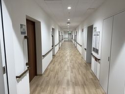 明るく清潔な廊下