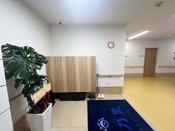 靴箱と廊下の風景