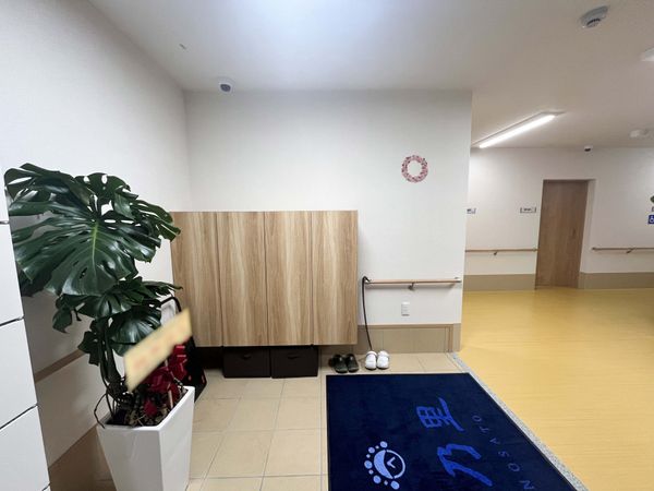 靴箱と廊下の風景