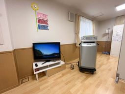 壁際のテレビと空気清浄機