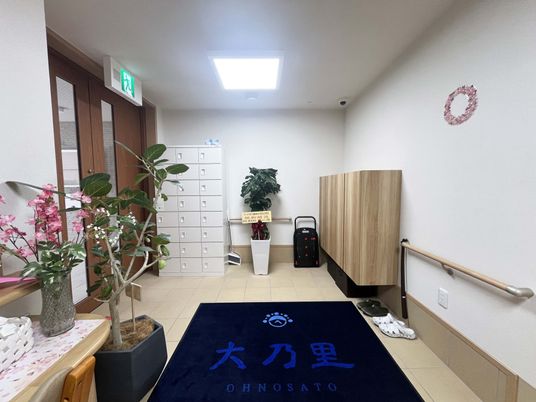 小物の並ぶ廊下