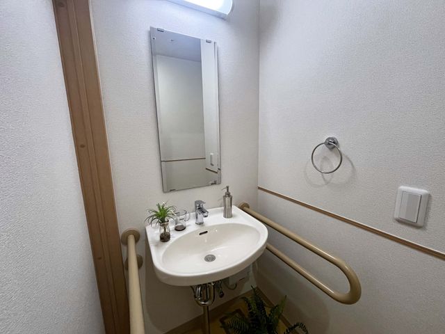 安全手すり付き洗面台