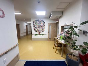 カラフルな装飾の廊下