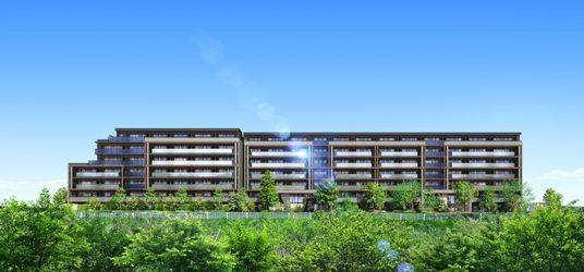 緑に囲まれた建物外観