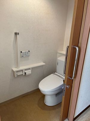 手すり付きの個室トイレ