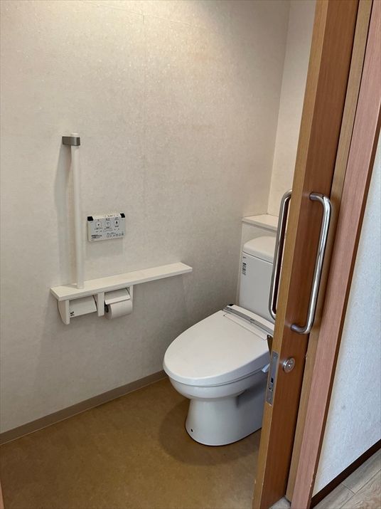 手すり付きの個室トイレ