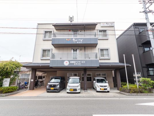落ち着いた建物の外観
