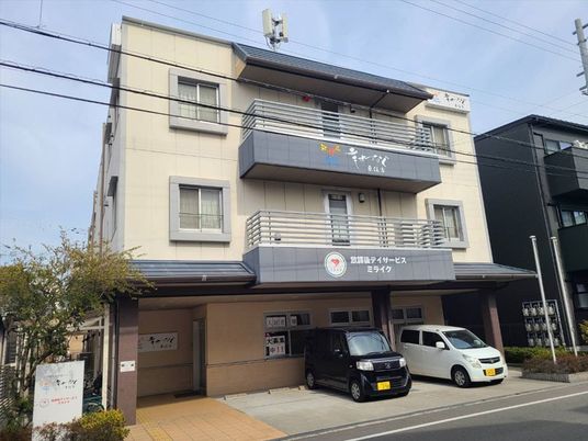 白い建物の外観