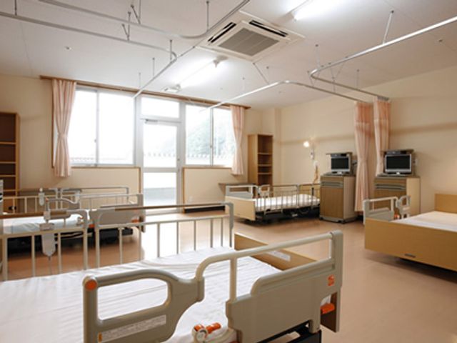 明るい4床の居室 居室 広々とした4床の部屋は自然光が入り、利用者が快適に過ごせる環境です。エアコンも完備されています。