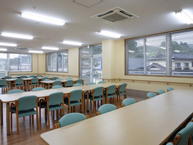 大きな窓がある食堂 食堂   自然光がたっぷりと入る明るい空間で、開放的な気持ちで食事を楽しめます。