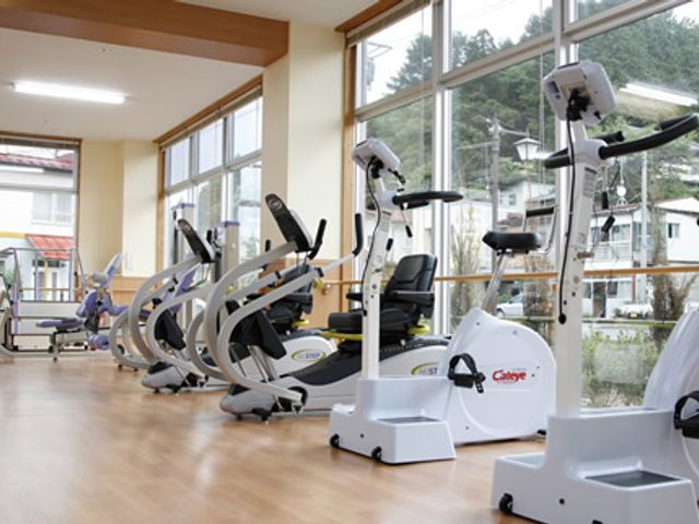 広々とした運動器具の部屋 機能訓練室 広々とした空間で、自然光が差し込む快適な環境です。リハビリ機器が充実しており、運動に最適です。