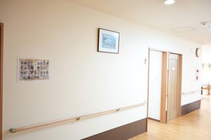 明るく広々とした廊下