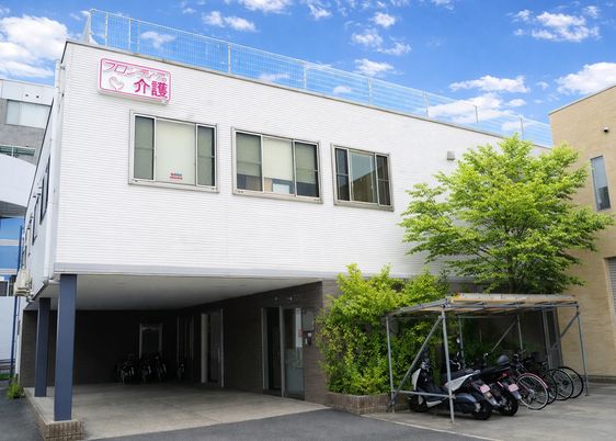 入り口前の外観