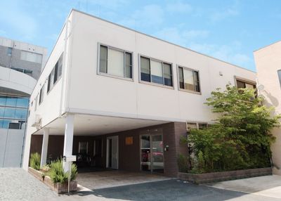 白壁の建物外観