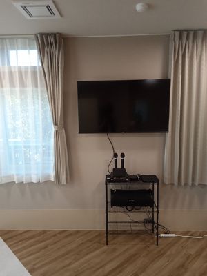 テレビとカラオケ装置がある居室
