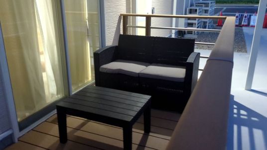 屋外のソファがあるバルコニー
