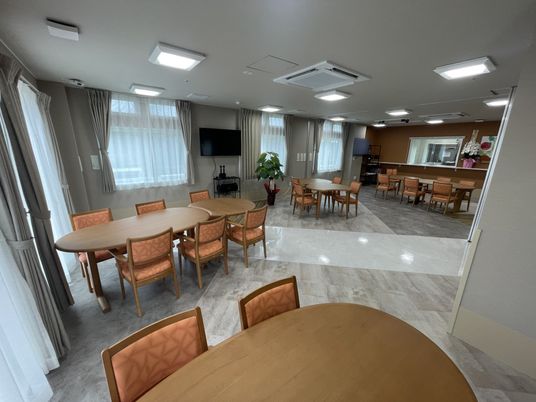 自然光が入る明るいラウンジ