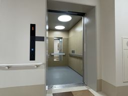 静かな廊下のエレベーター