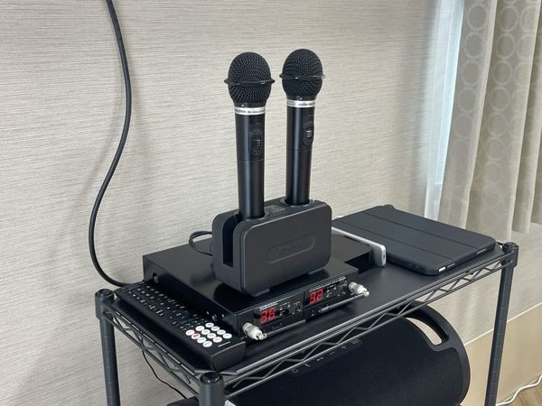 カラオケセットの机