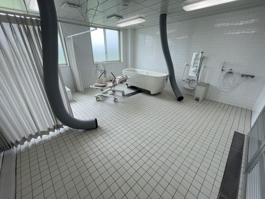 清潔な設備の浴室