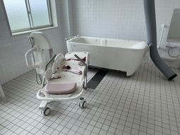 機械式浴槽のある部屋
