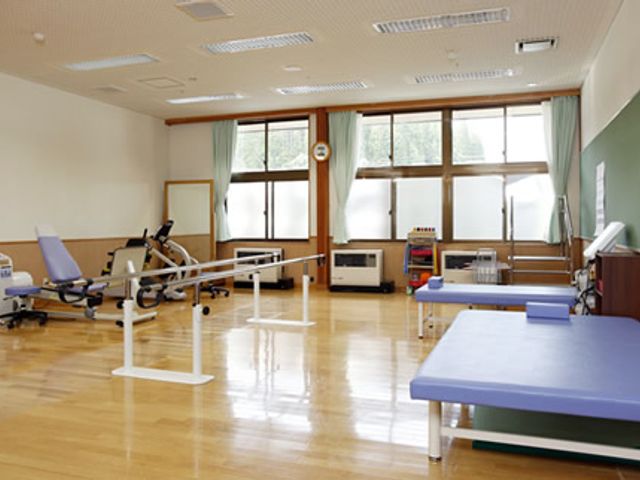 器具が整う訓練室 機能訓練室 自然光が入る明るい室内で、多様なリハビリ器具を備えた訓練室です。