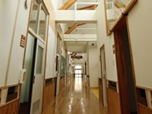 広々とした廊下 廊下 木目調の廊下は、温かみのある雰囲気で快適に移動できます。利用者同士の交流にも最適です。