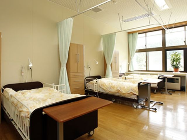 快適なベッドが揃う居室 居室 広々とした明るいベッドスペースです。自然光が差し込み、快適に過ごしていただけます。