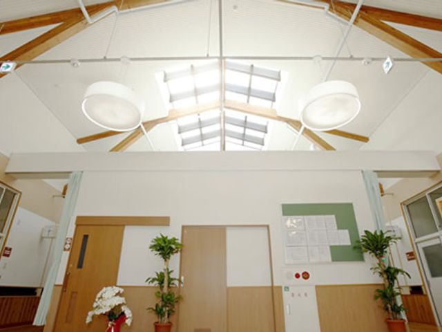 高窓のある明るい部屋 内観 自然光が差し込む広々とした明るい空間です。落ち着いた雰囲気で過ごしやすい場所です。