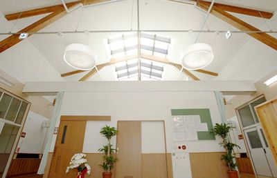 高窓のある明るい部屋