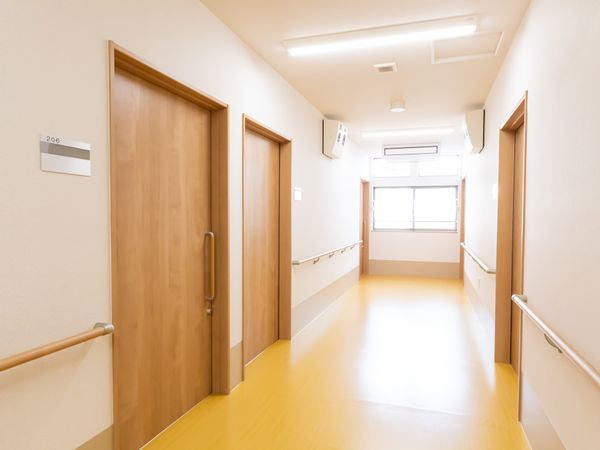 自然光が入る廊下