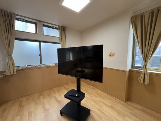 窓際のテレビラウンジ