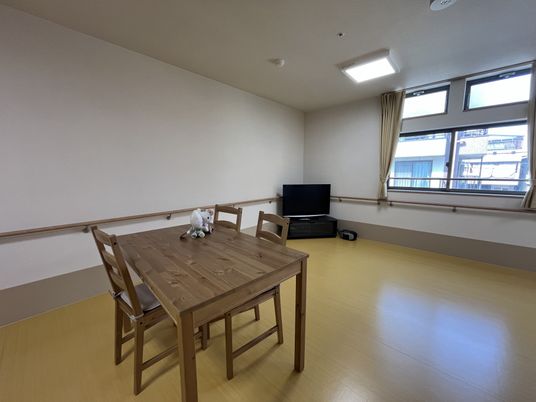 明るい自然光が差し込む居室