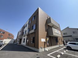 青空の下にある建物外観