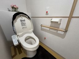 手すり付きのトイレ