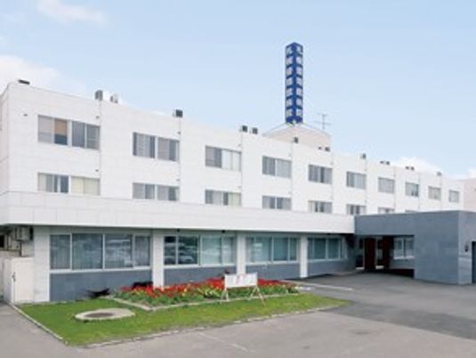 白い建物の外観  