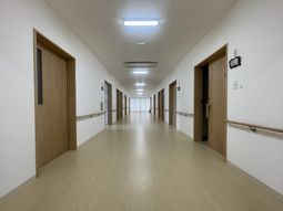 両側に扉のある廊下