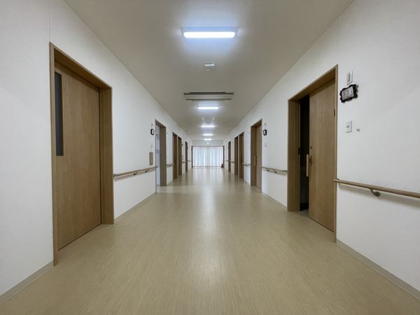 両側に扉のある廊下