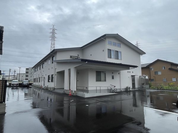 白い外観の建物