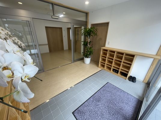 落ち着いた雰囲気の出入口