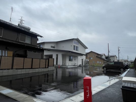 落ち着いた外観の建物
