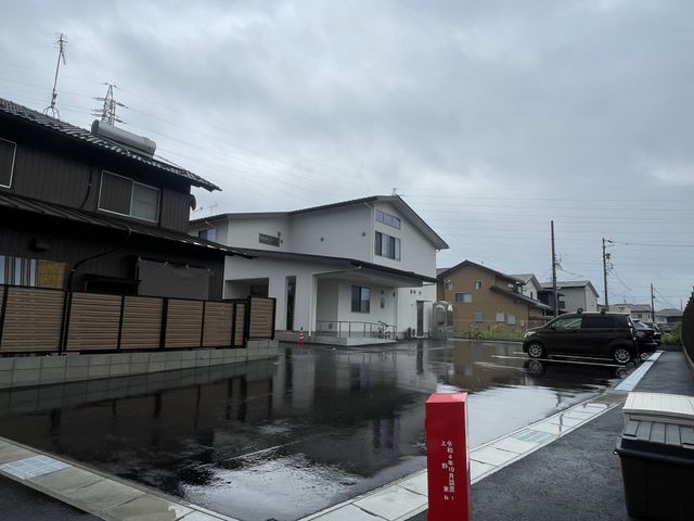 落ち着いた外観の建物
