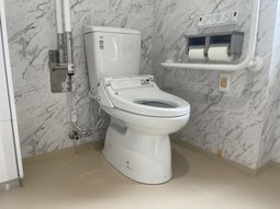 明るい空間のトイレ