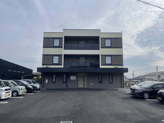 駐車場付きの建物外観