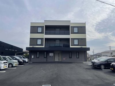 駐車場付きの建物外観