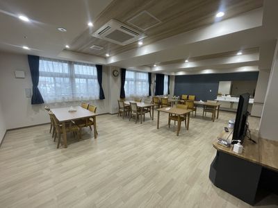 広々とした明るいダイニングルーム