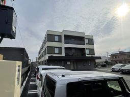 駐車場付きの建物外観