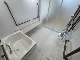 手すり付きの浴槽